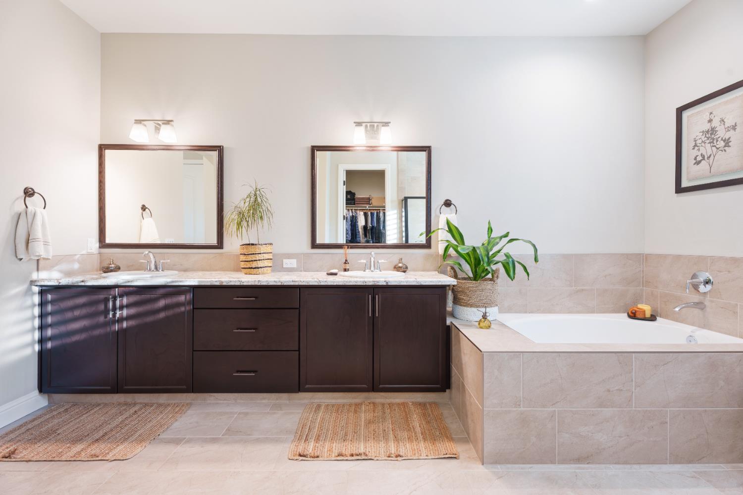 822 Overstone Avenue Madera, CA 93636 - Photo 26 of 49 a bathroom with a tub sink and mirror