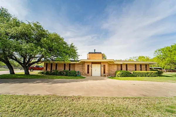 $570,000 | 4 Chaparral Lane, Breckenridge, TX 76424
