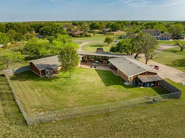 $570,000 | 4 Chaparral Lane, Breckenridge, TX 76424
