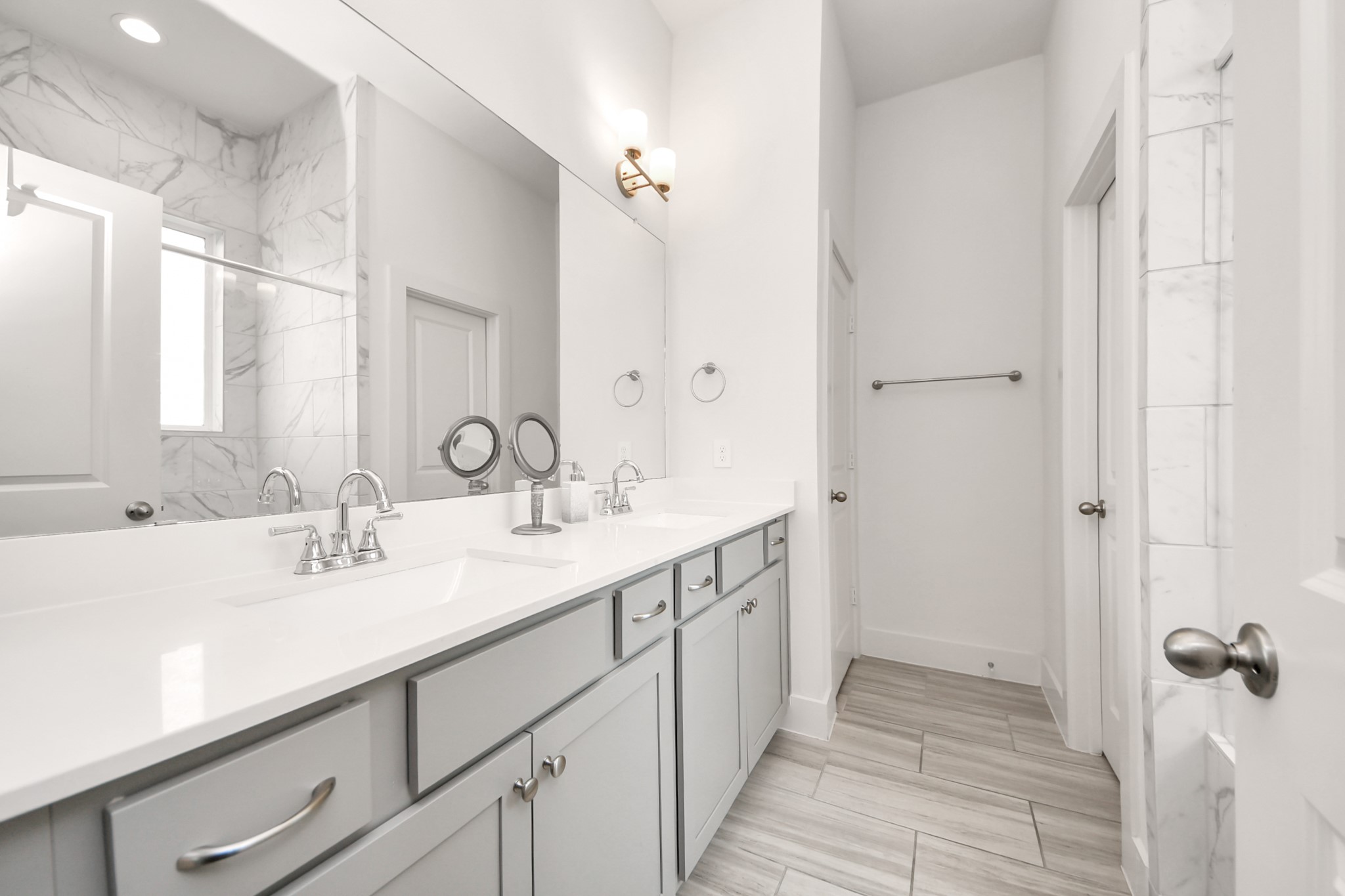 3622 Griggs Road Houston, TX 77021 - Photo 25 of 30 a bathroom with a sink and a mirror