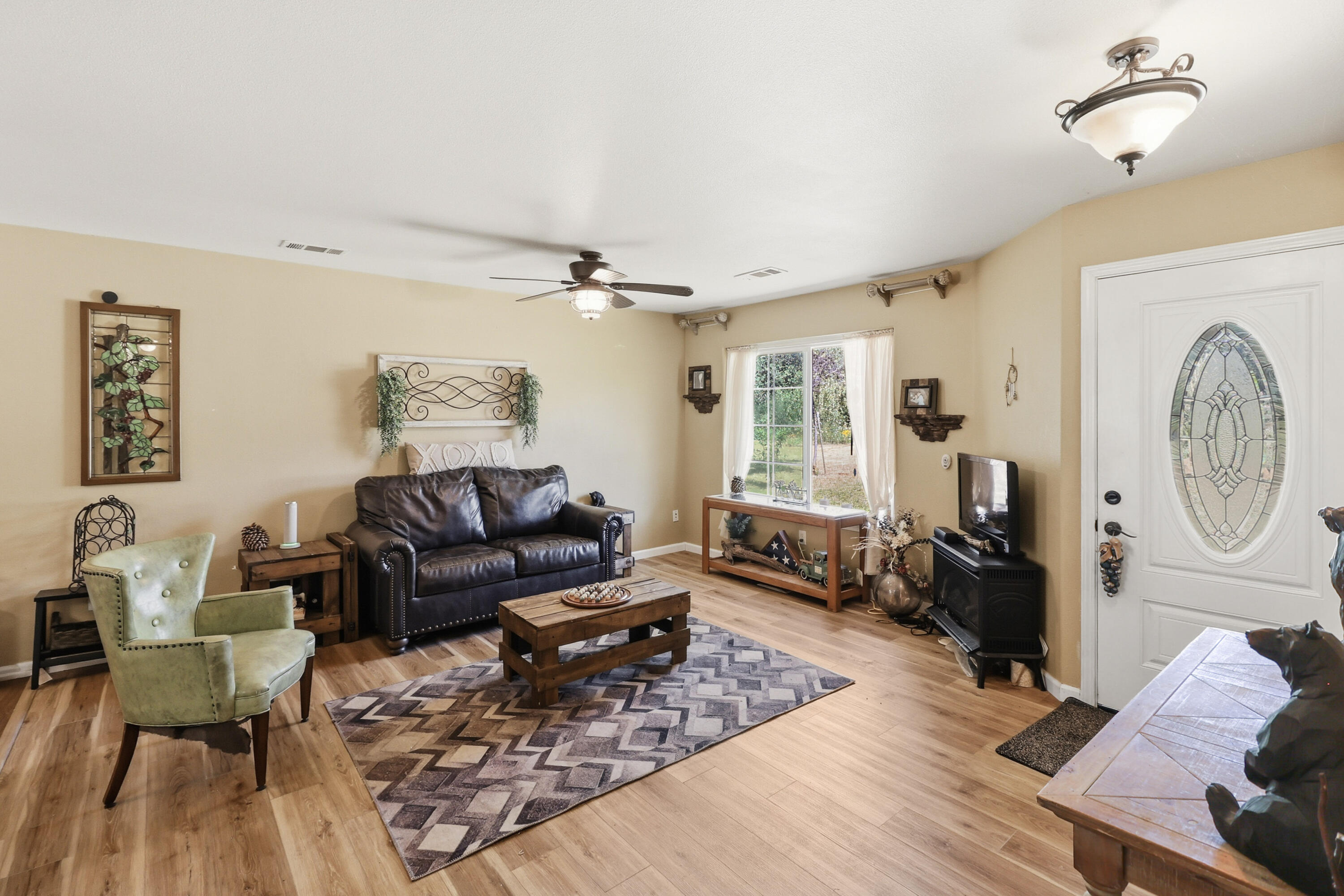 5094 Wilson Hill Road Manton, CA 96059 - Photo 6 of 35 LIVING ROOM