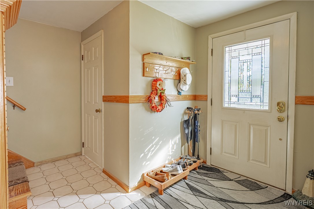 18 Louise Drive Cheektowaga, NY 14227 - Photo 3 of 41 Foyer