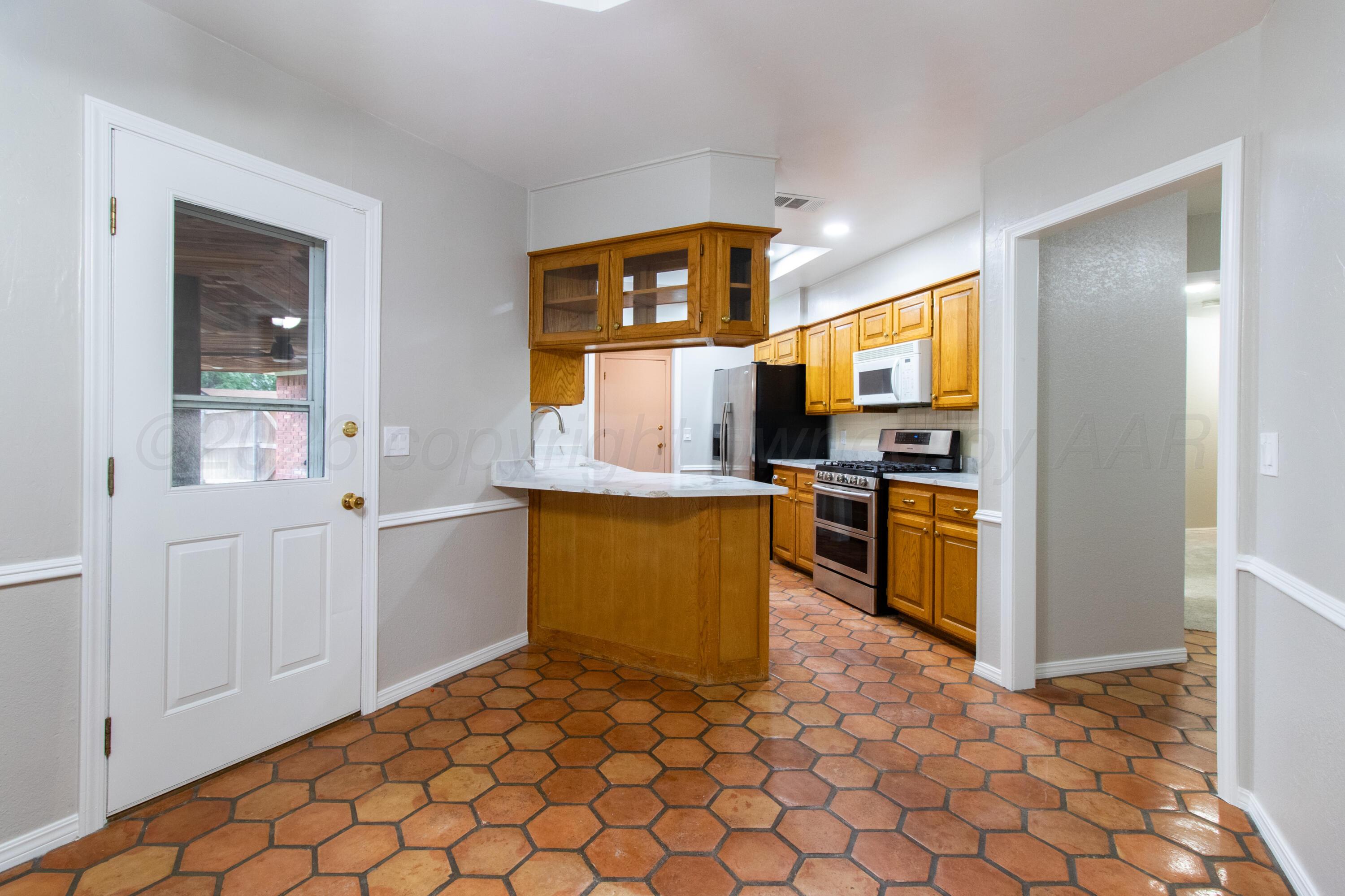 4211 Rondo Avenue Amarillo, TX 79110 - Photo 12 of 35 012
