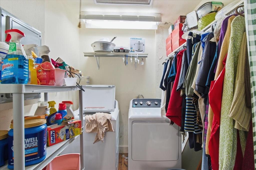 1000 West Morgan Street Denison, TX 75020 - Photo 15 of 30 Washroom featuring washer and dryer
