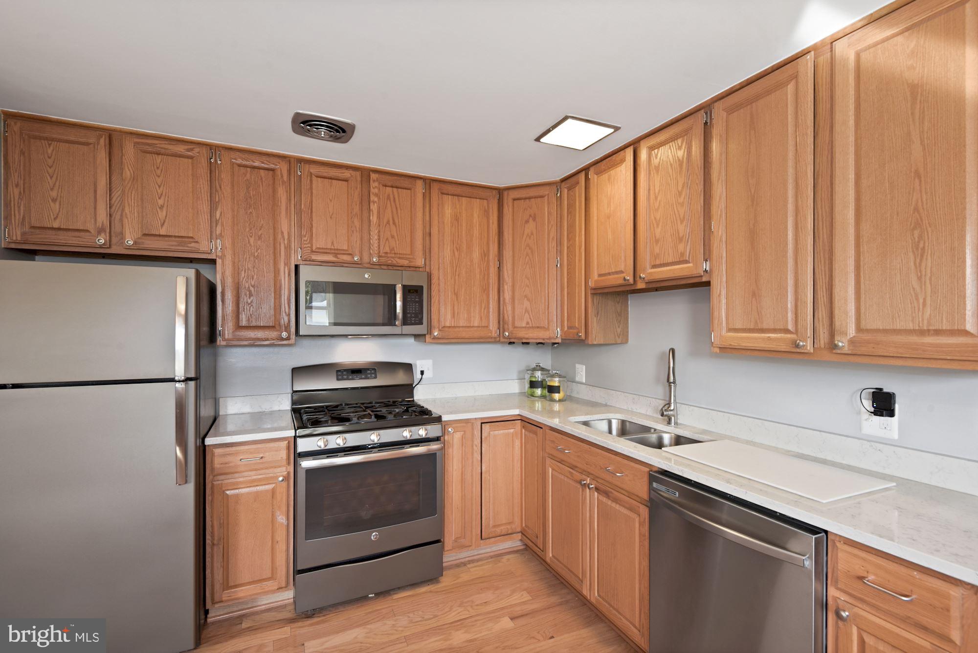 8820 Fort Hunt Road Alexandria, VA 22308 - Photo 11 of 36 large and functional kitchen