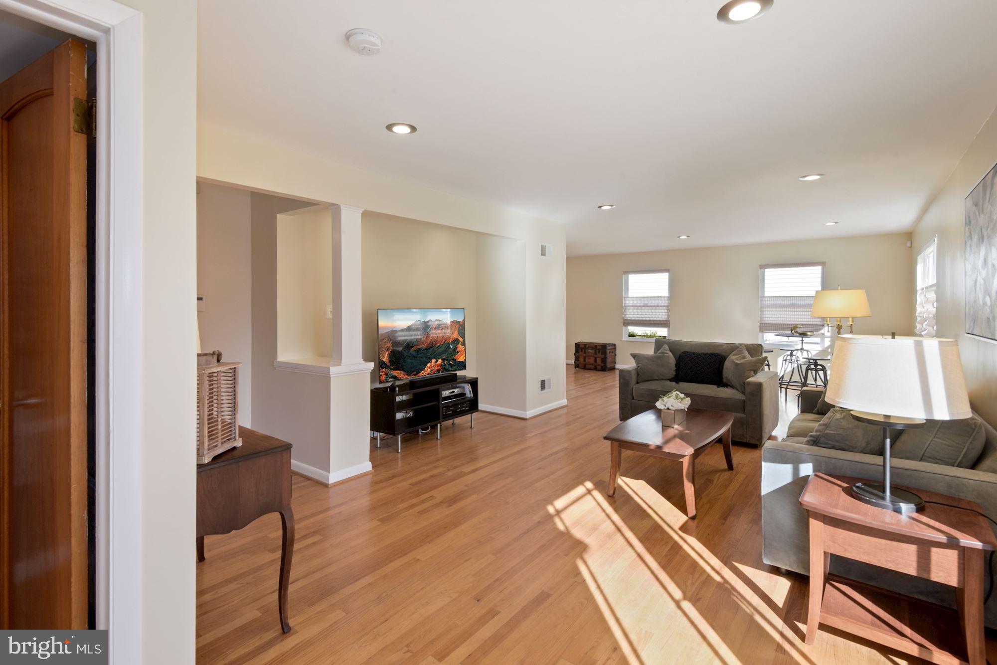 8820 Fort Hunt Road Alexandria, VA 22308 - Photo 13 of 36 Extended family room