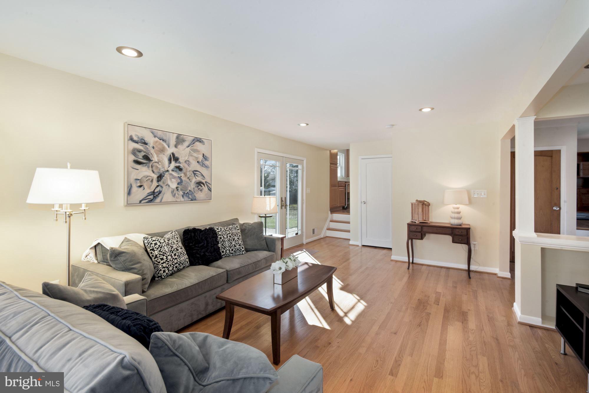 8820 Fort Hunt Road Alexandria, VA 22308 - Photo 15 of 36 Spacious living room