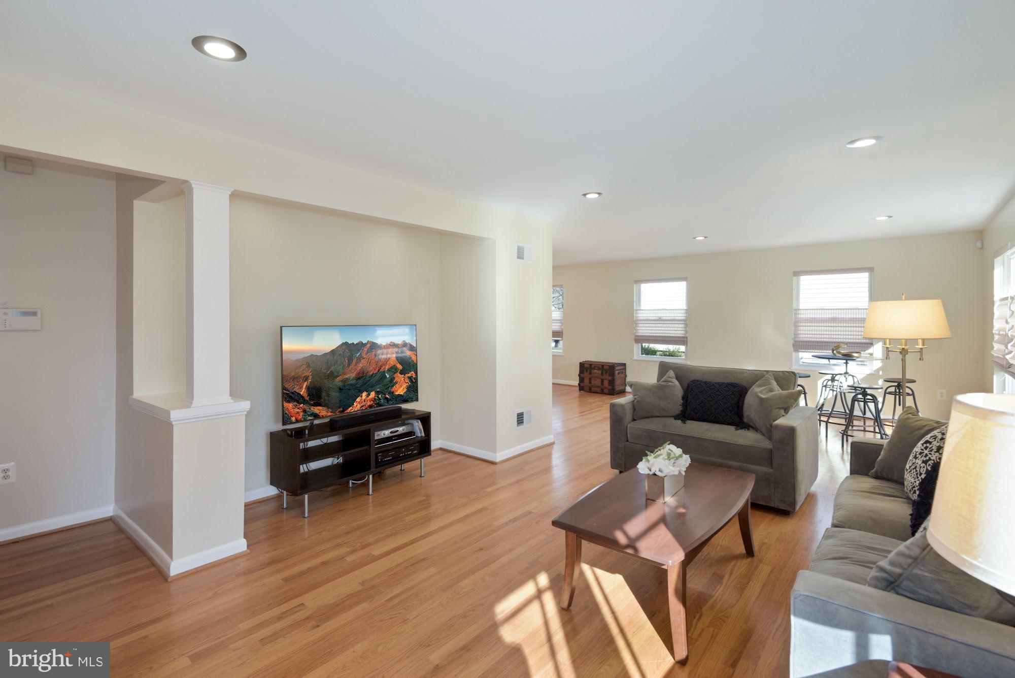 8820 Fort Hunt Road Alexandria, VA 22308 - Photo 16 of 36 Spacious living room