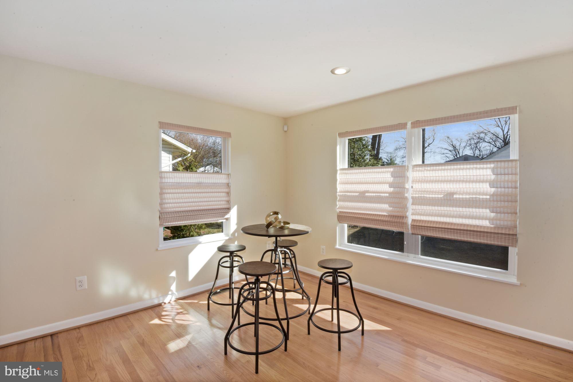 8820 Fort Hunt Road Alexandria, VA 22308 - Photo 18 of 36 Large living room!