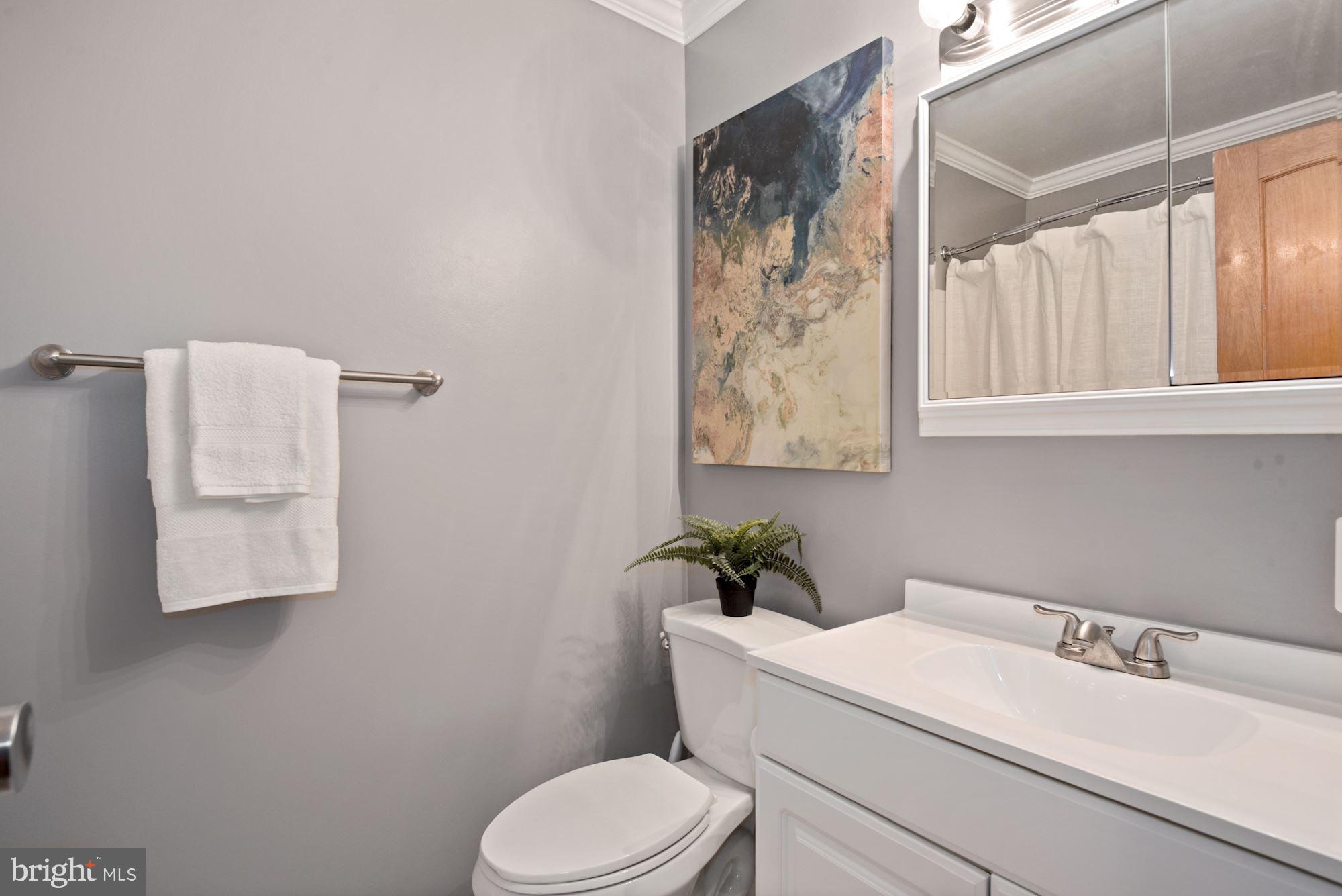 8820 Fort Hunt Road Alexandria, VA 22308 - Photo 28 of 36 Upstairs hall bathroom