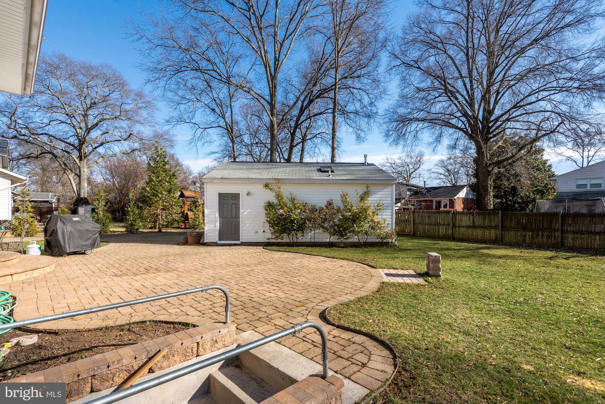 8820 Fort Hunt Road Alexandria, VA 22308 - Photo 32 of 36 large patio with natural gas hookup!