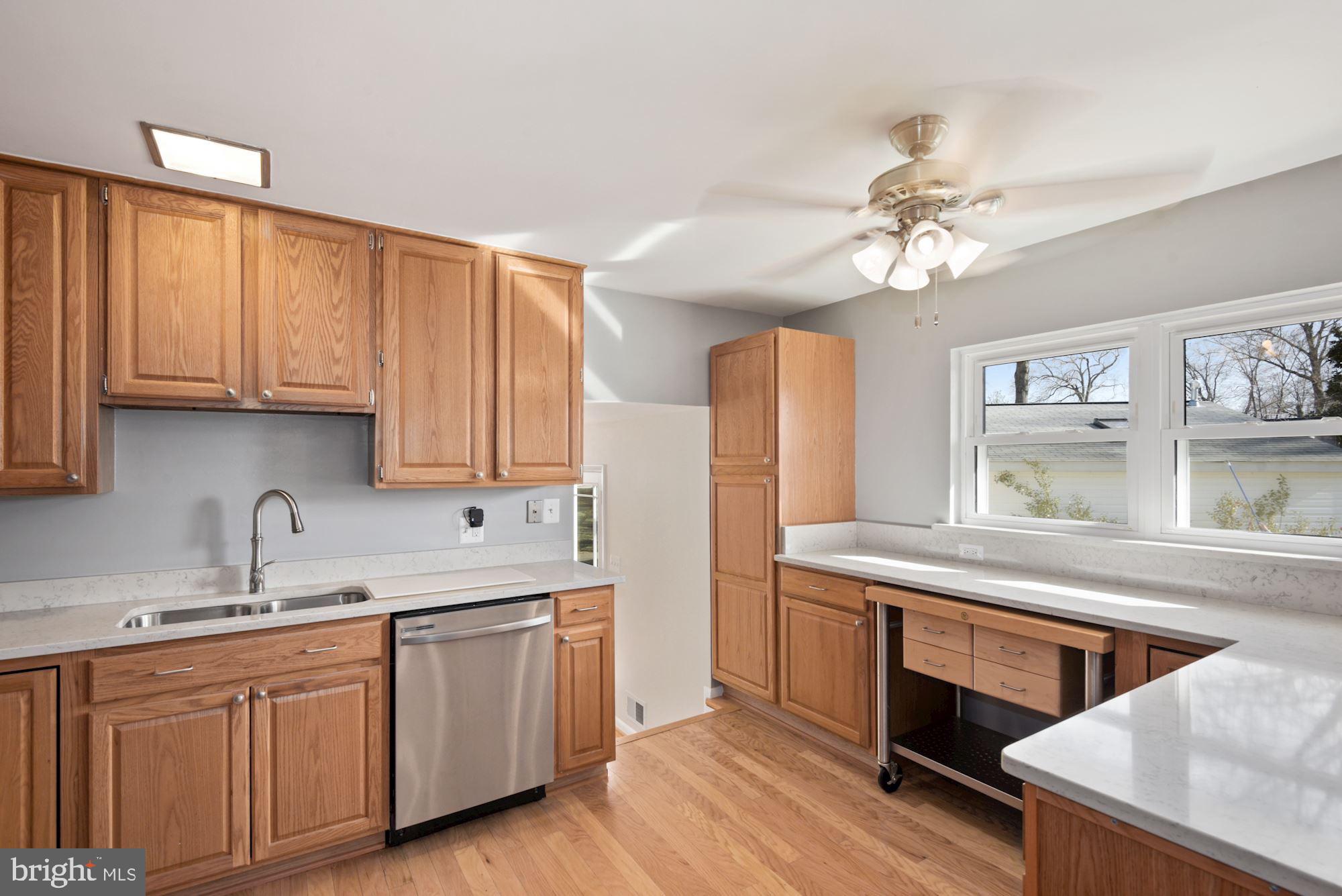 8820 Fort Hunt Road Alexandria, VA 22308 - Photo 10 of 36 Beautiful counters and lots of working space