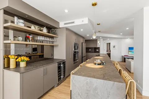 $1,295,000 | 888 Brickell Key Drive, Unit 1207, Miami, FL 33131