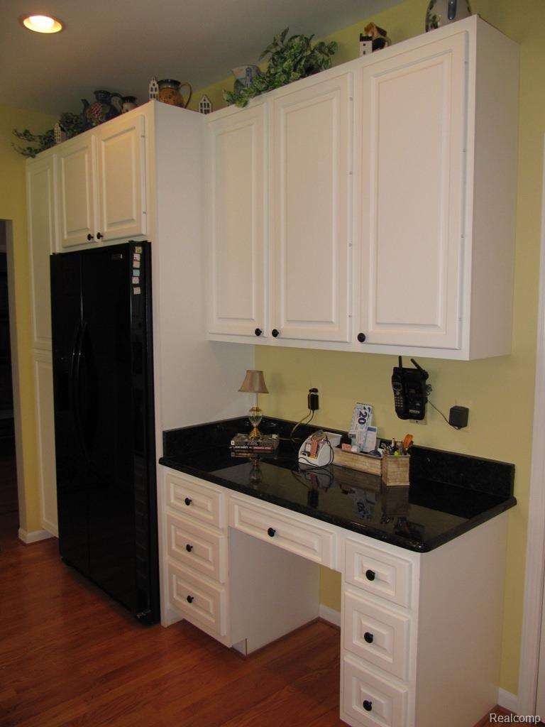 1408 Pebble Ridge Drive Rochester, MI 48307 - Photo 14 of 69 Built in desk.jpg
