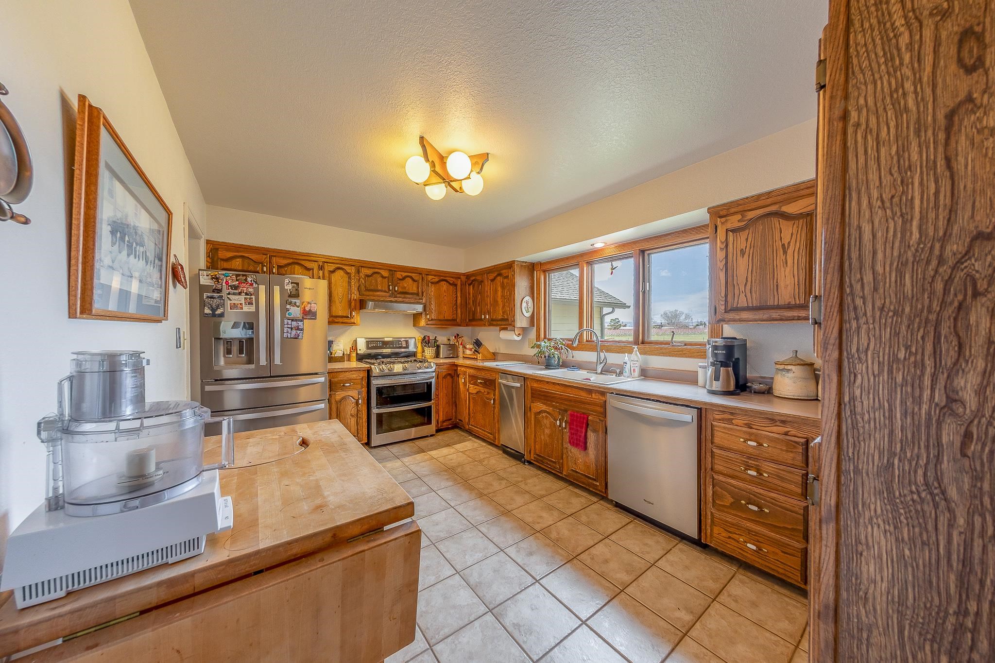733-35 35 6/10 Road Palisade, CO 81526 - Photo 13 of 42 a kitchen with lots of counter top space