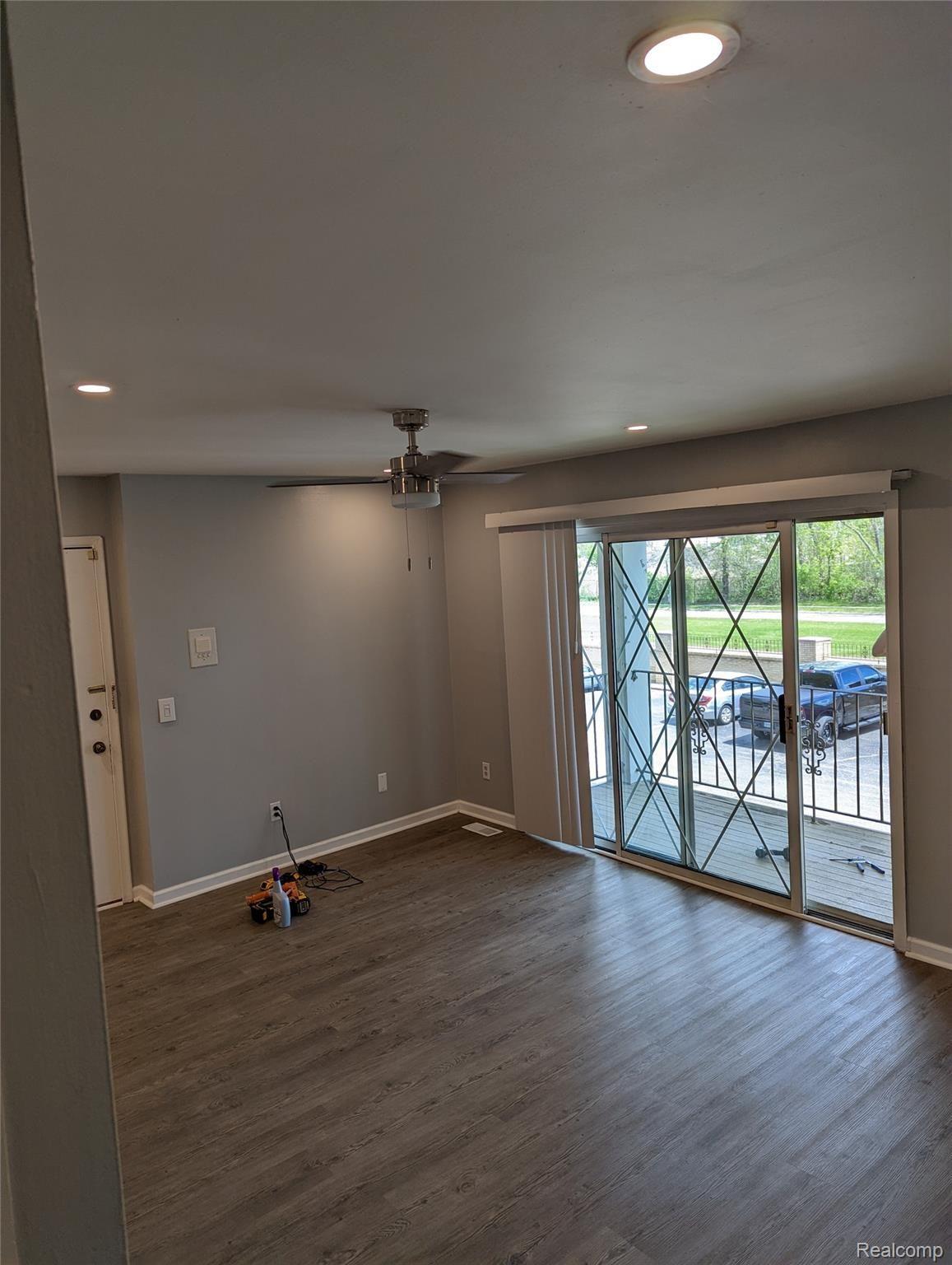 29201 Hayes Road, Unit 5 Warren, MI 48088 - Photo 8 of 20 Living Room with Ceiling Fan