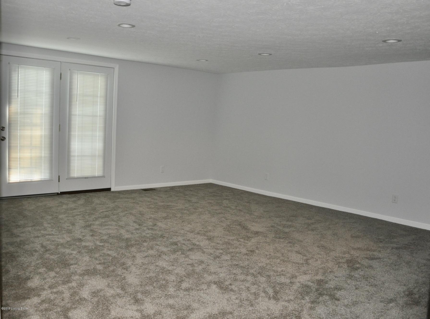 6512 Delton Road Louisville, KY 40258 - Photo 21 of 35 large family room
