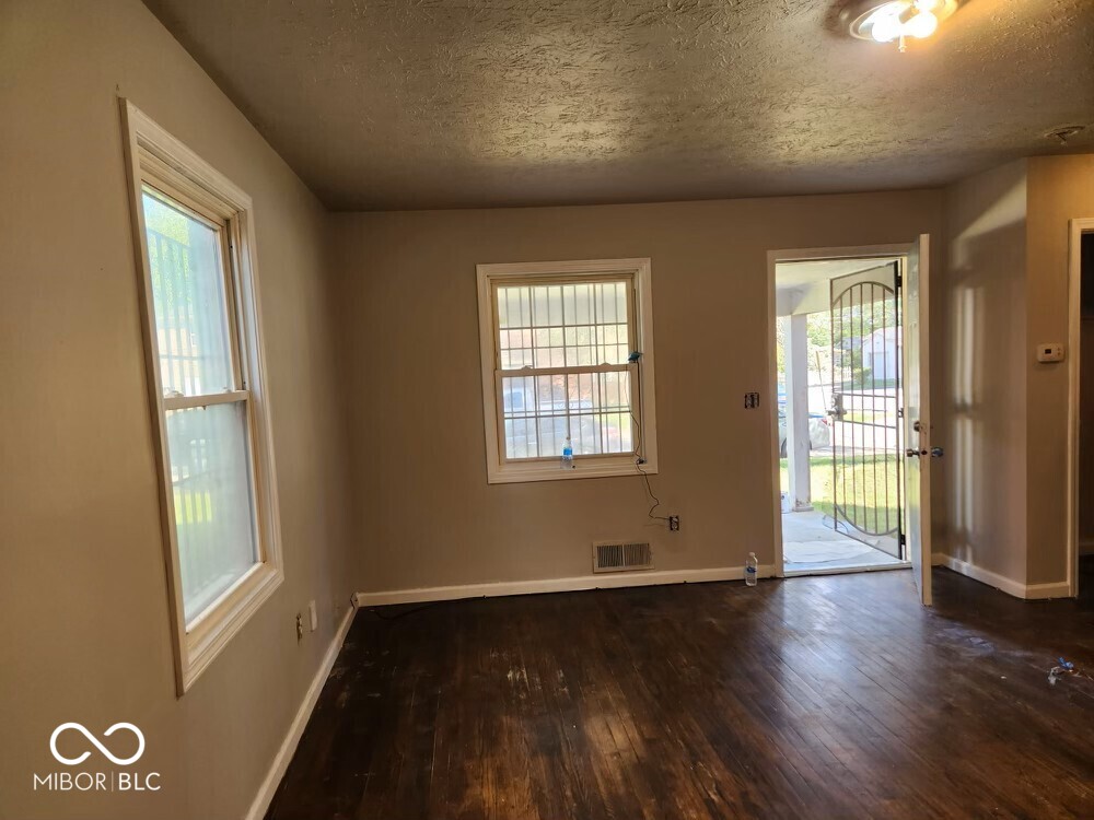 2121 Winfield Avenue Indianapolis, IN 46222 - Photo 3 of 11