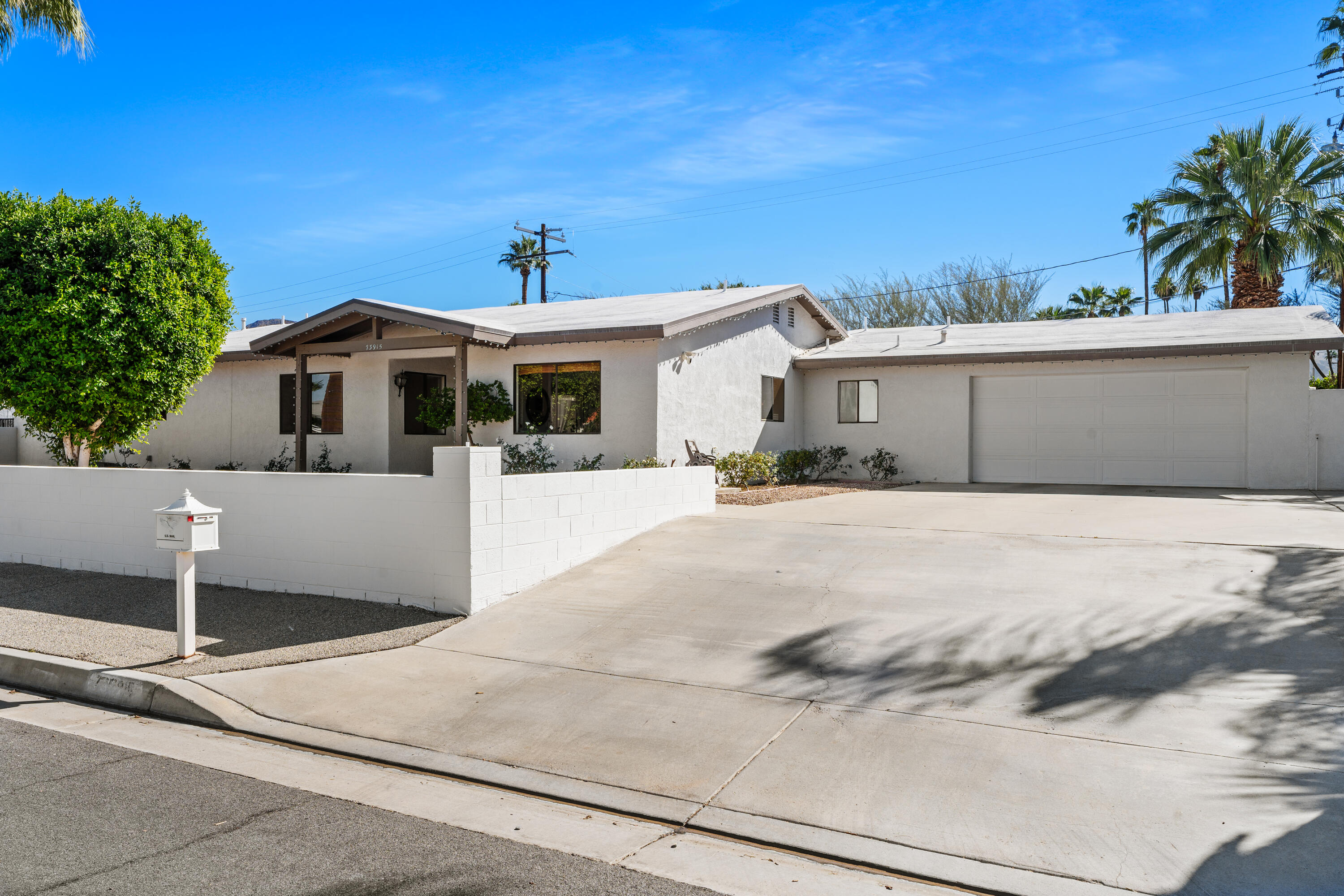 73915 Mountain View Avenue Palm Desert, CA 92260 - Photo 6 of 35 3_11930706_184241_184241-EI-103