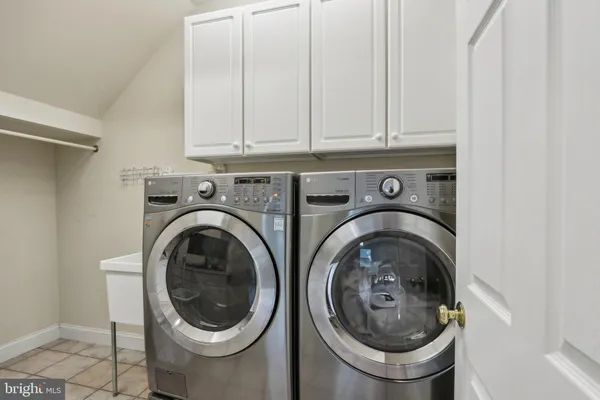 $879,900 | 308 Detjen Drive, Hockessin, DE 19707