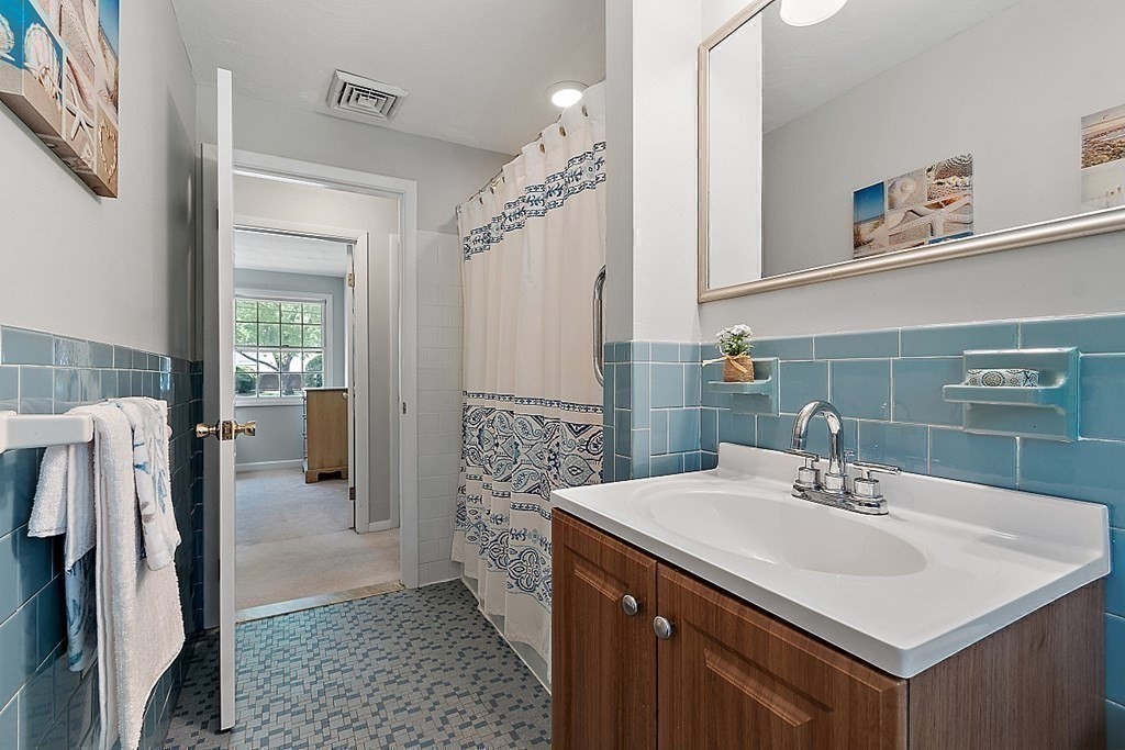 2 Howard Road Chelmsford, MA 01824 - Photo 17 of 32