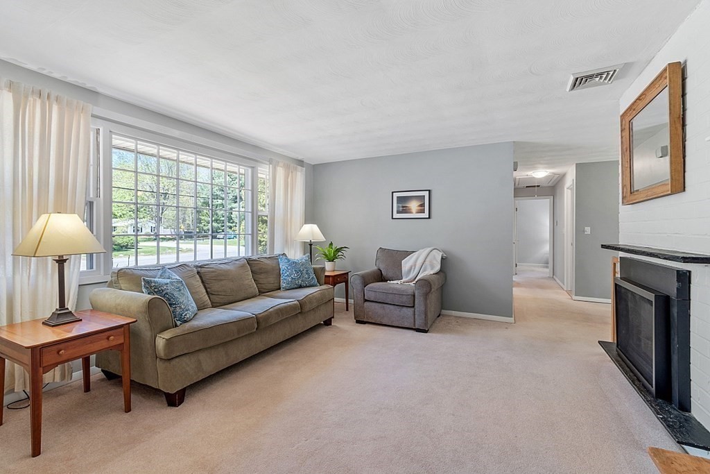 2 Howard Road Chelmsford, MA 01824 - Photo 3 of 32