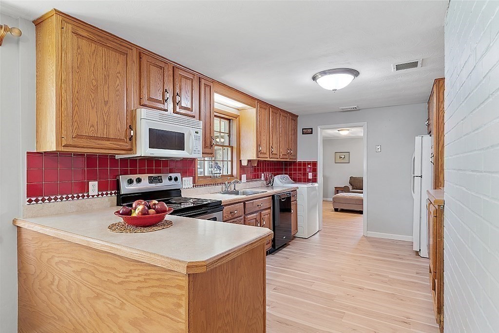 2 Howard Road Chelmsford, MA 01824 - Photo 8 of 32