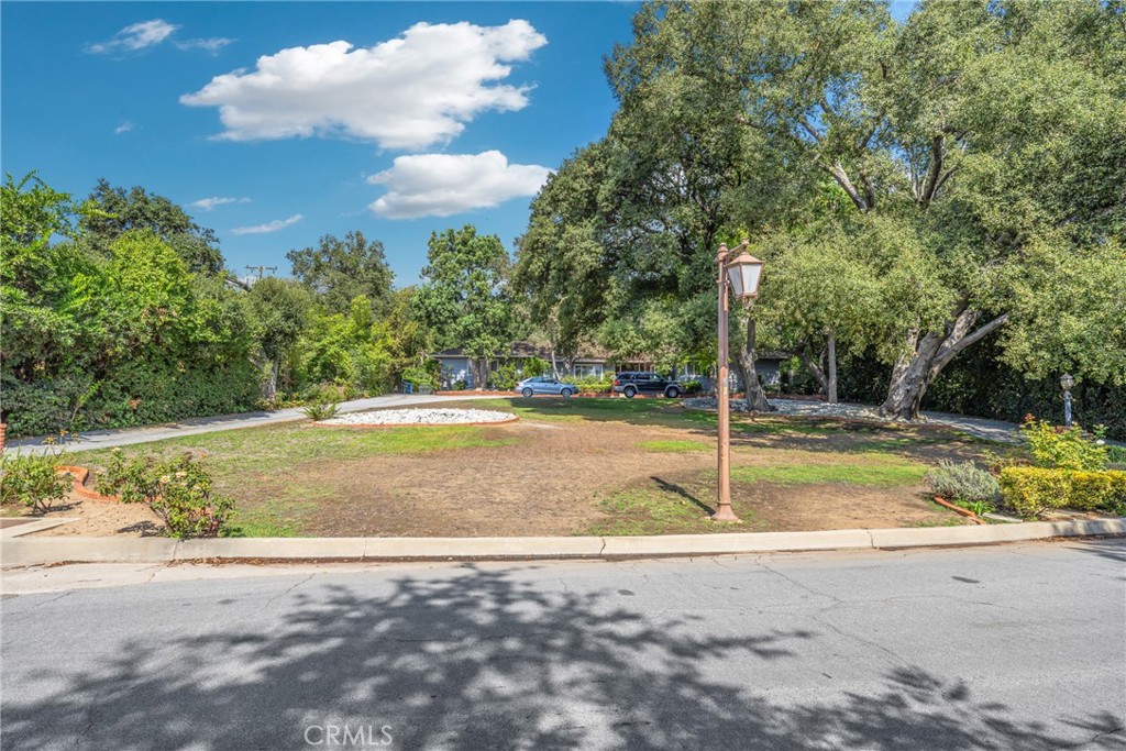 a view of a yard with basketball court