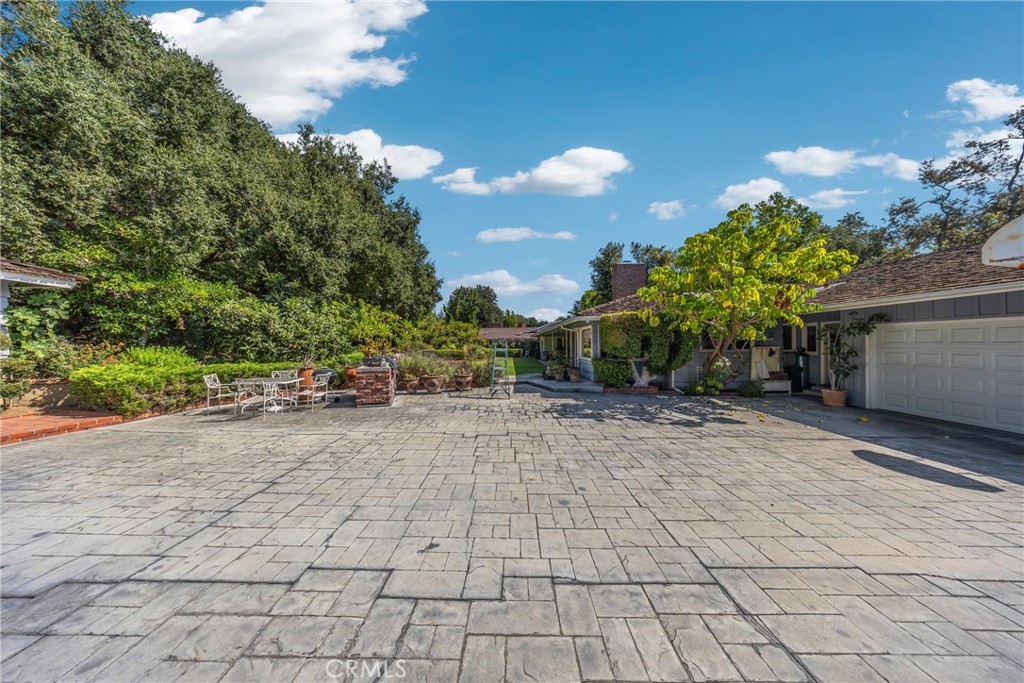 827 Hampton Road Arcadia, CA 91006 - Photo 20 of 37 a view of a backyard of the house