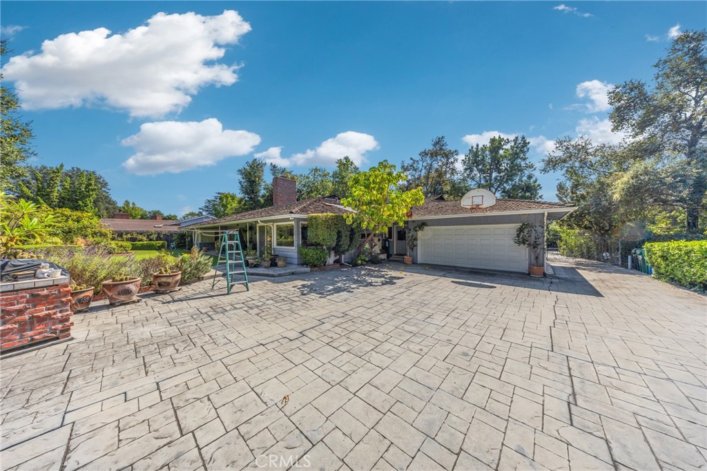 827 Hampton Road Arcadia, CA 91006 - Photo 21 of 37 a view of a house with sitting area