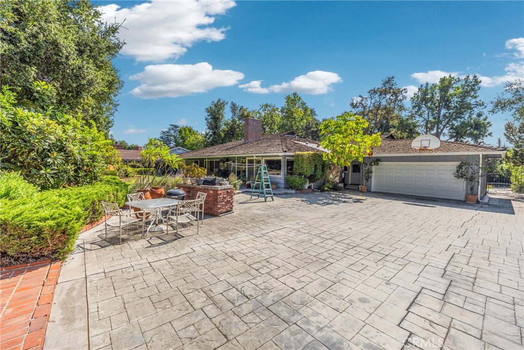 827 Hampton Road Arcadia, CA 91006 - Photo 23 of 37 a view of a patio with table and chairs under an umbrella