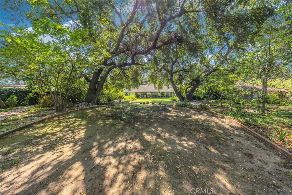 827 Hampton Road Arcadia, CA 91006 - Photo 26 of 37 a backyard of a house with lots of green space