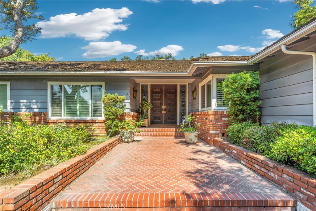 827 Hampton Road Arcadia, CA 91006 - Photo 9 of 37 a view of a house with a backyard