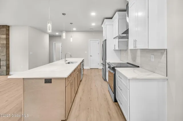 $449,900 | 605 Valley Pointe Drive, Schenectady, NY 12309