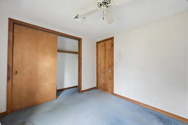 a view of empty room with a ceiling fan