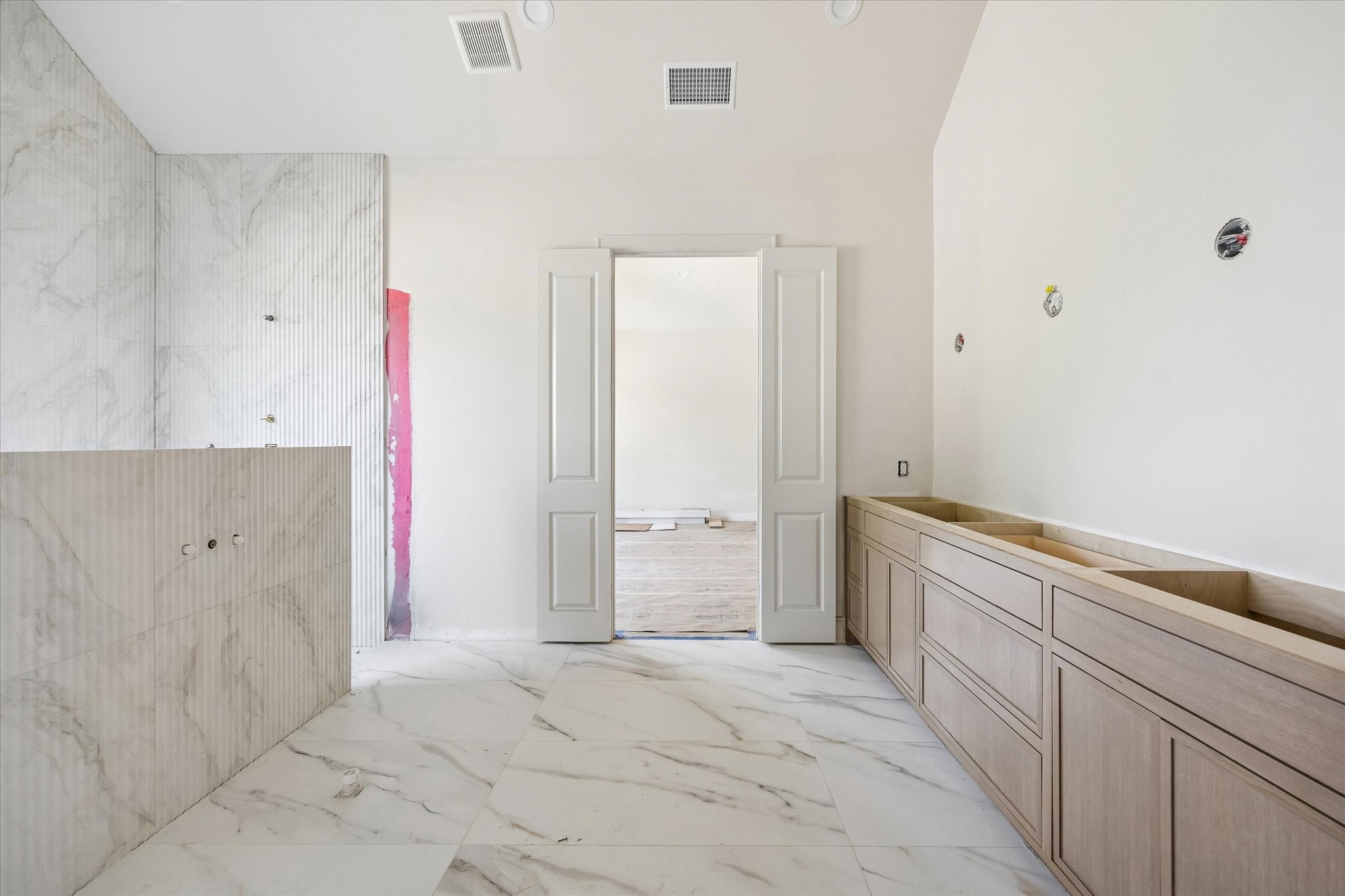 515 West 33rd Street Houston, TX 77018 - Photo 16 of 30 a bathroom with a tub sink and mirror