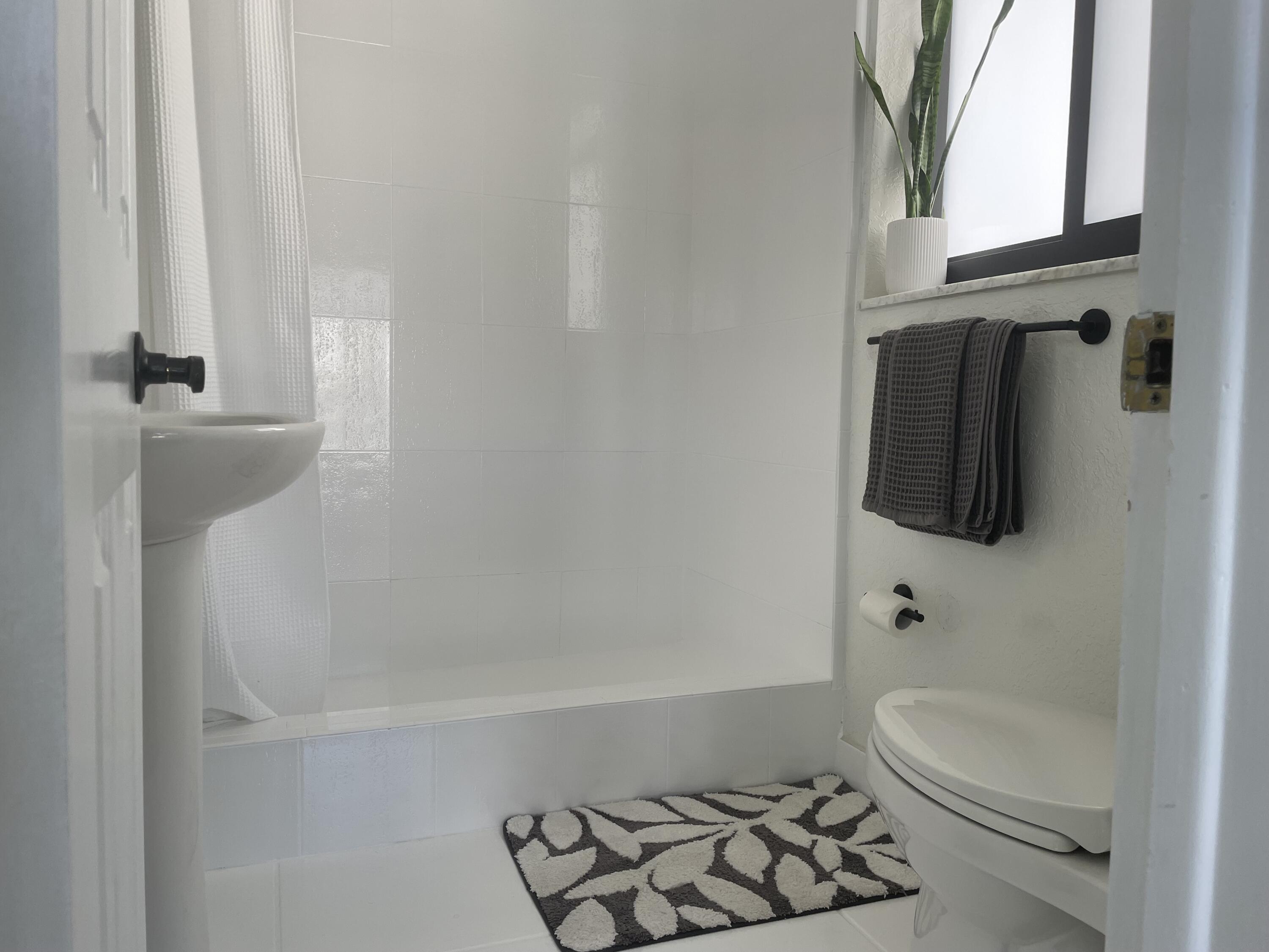 793 Appleby Street Boca Raton, FL 33487 - Photo 21 of 49 GUEST BATH 2