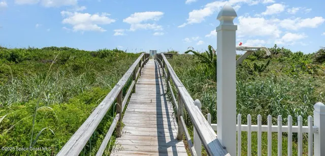 a view of an entryway with a workspace