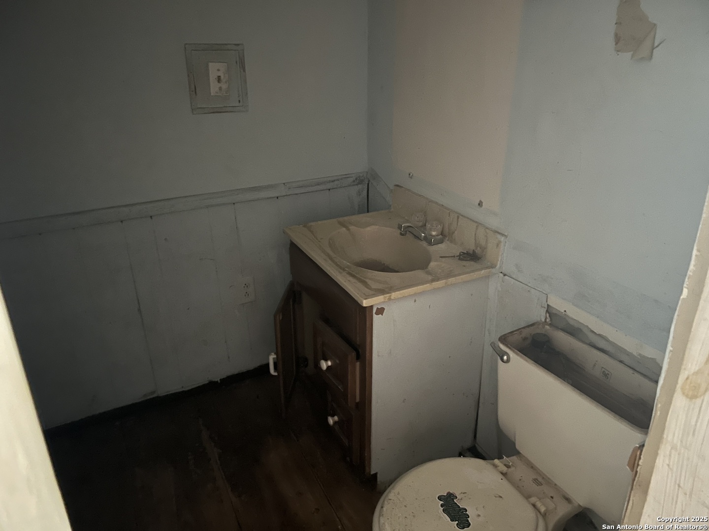 822 North High Street Uvalde, TX 78801 - Photo 5 of 14 a bathroom with a sink toilet and vanity