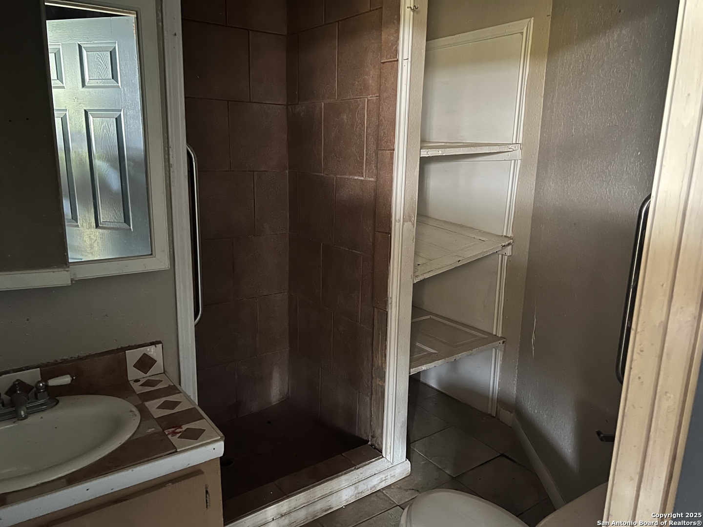 822 North High Street Uvalde, TX 78801 - Photo 7 of 14 a bathroom with a sink and a mirror