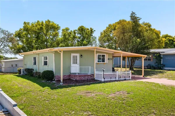 a view of a house with back yard