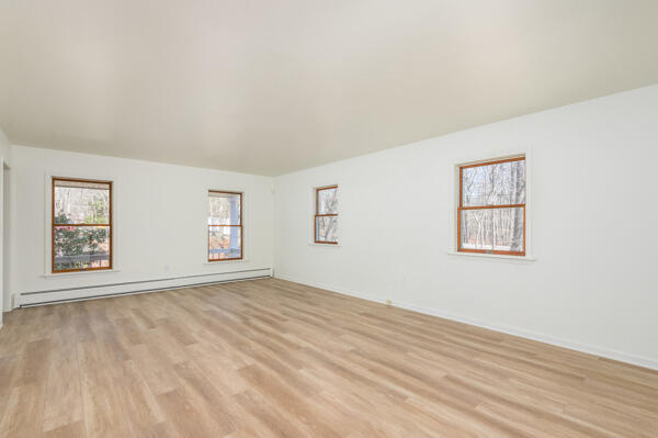 4239 High Road Cresco, PA 18326 - Photo 14 of 40 Living room