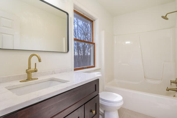 4239 High Road Cresco, PA 18326 - Photo 29 of 40 Upstairs main bathroom