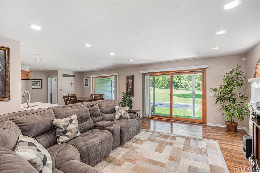 3074 Woodcrest Road Rochester Hills, MI 48309 - Photo 7 of 39