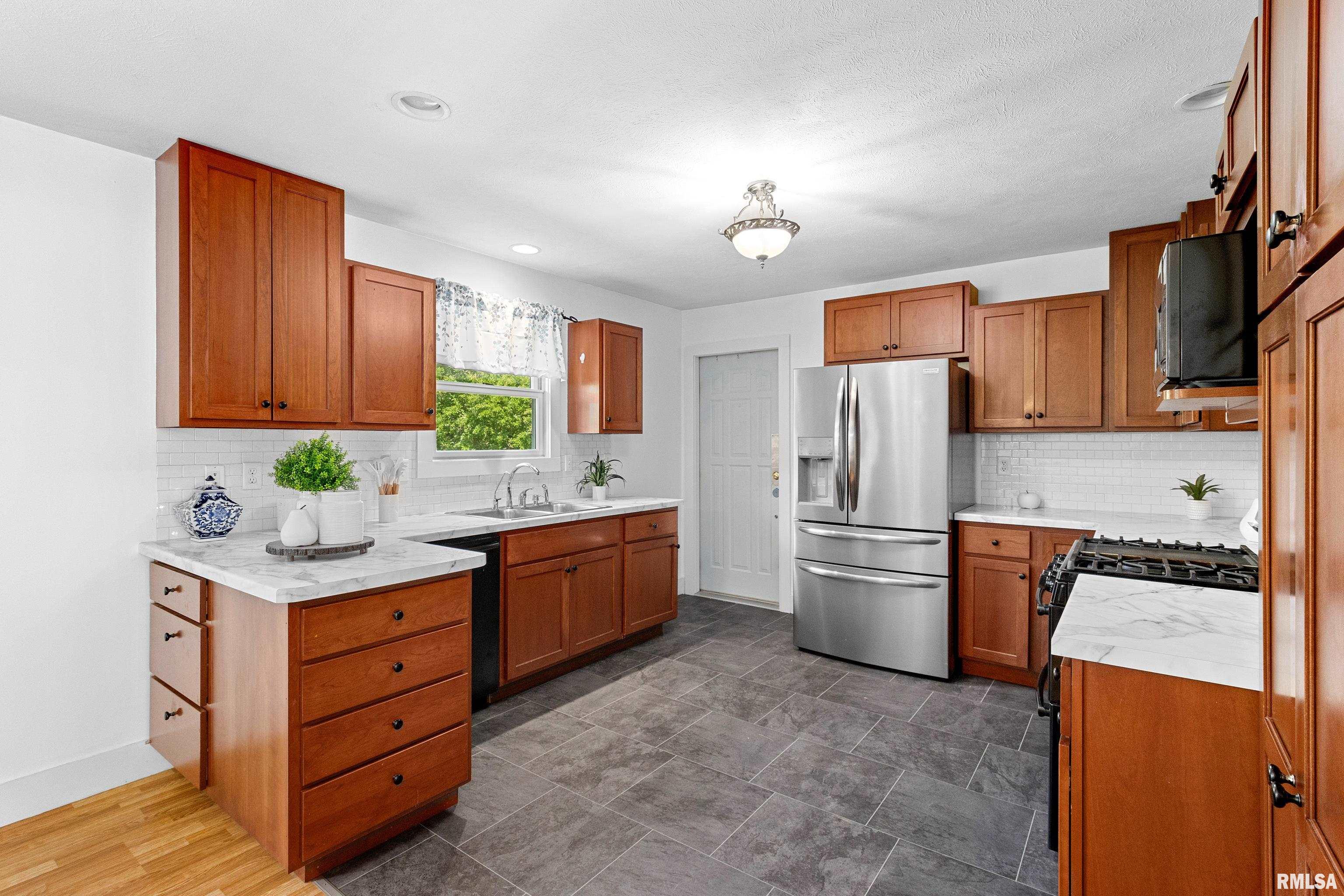 1100 Dallas Road Washington, IL 61571 - Photo 16 of 52 Gallery Image 16