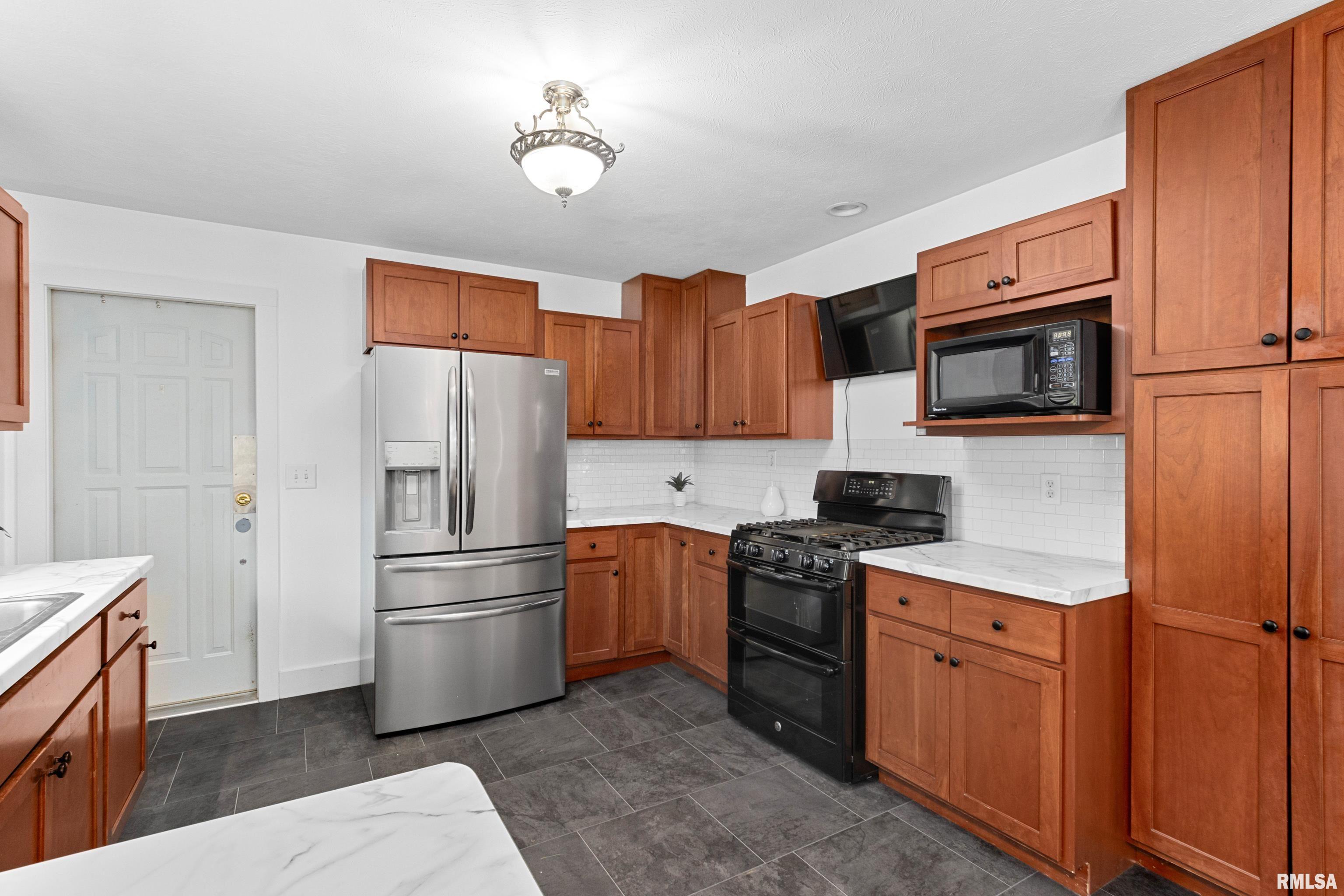 1100 Dallas Road Washington, IL 61571 - Photo 17 of 52 Gallery Image 17