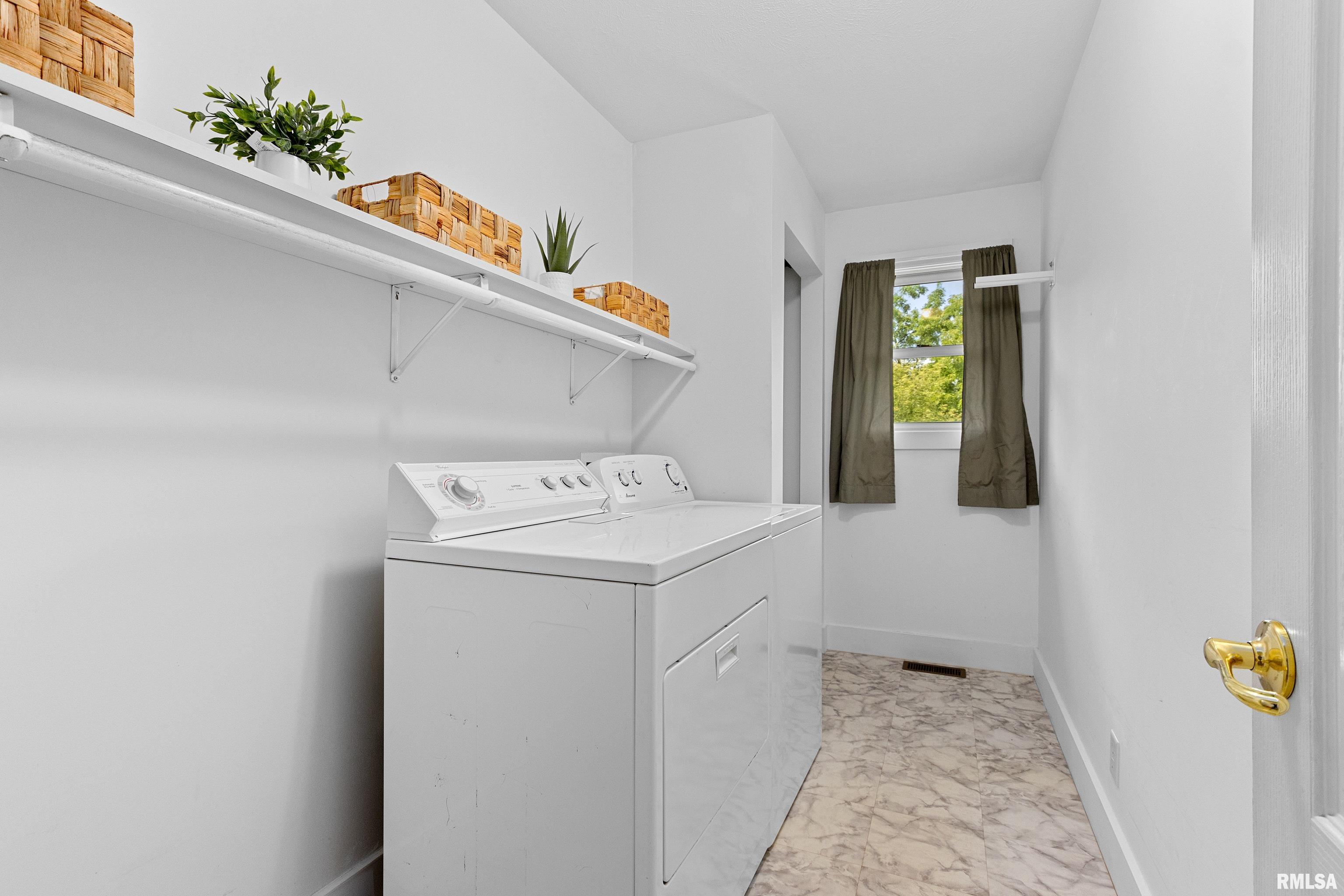 1100 Dallas Road Washington, IL 61571 - Photo 21 of 52 Gallery Image 21