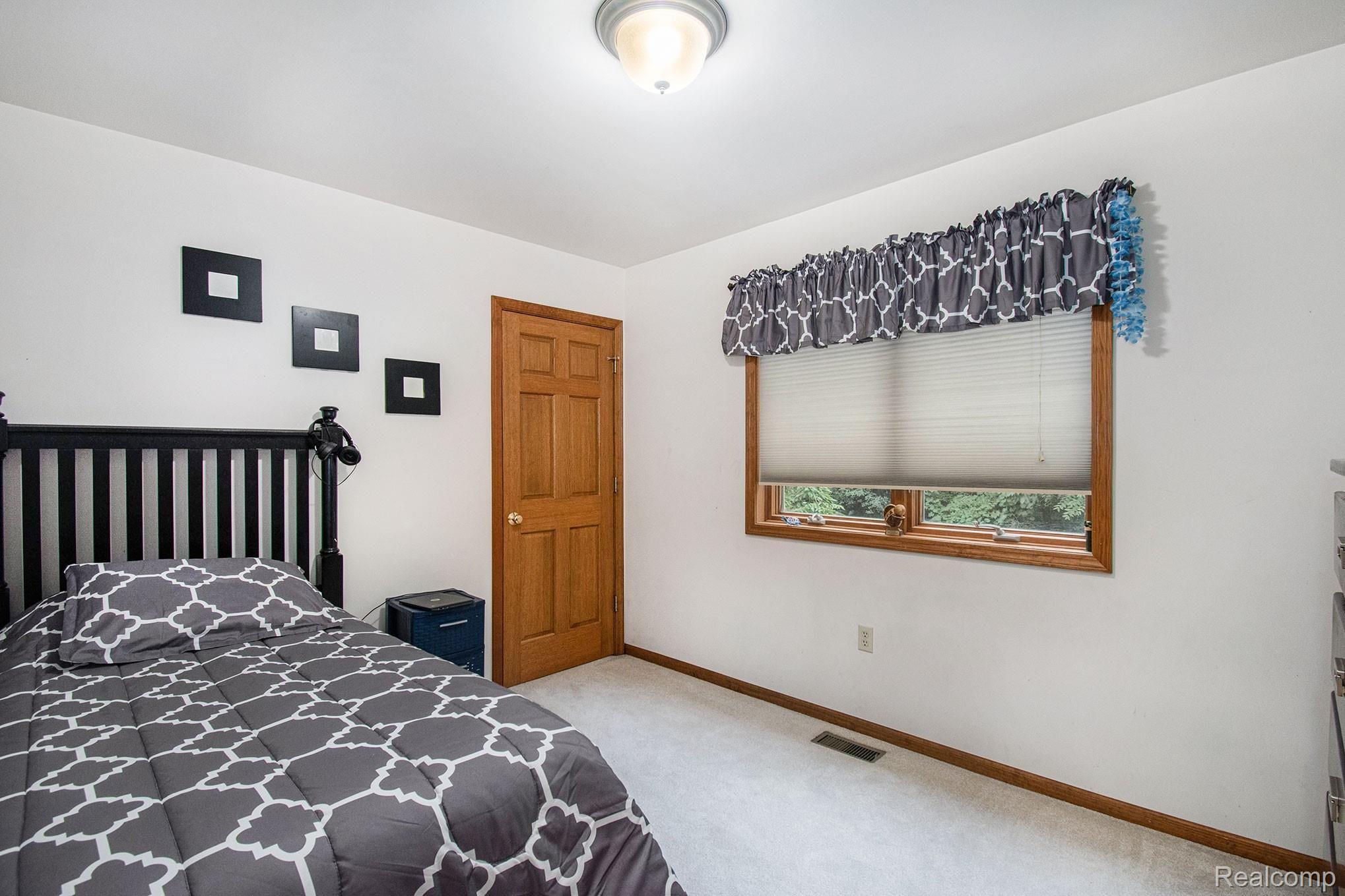 9813 McClements Road Brighton, MI 48114 - Photo 20 of 47 9813-McClements-_32.jpg