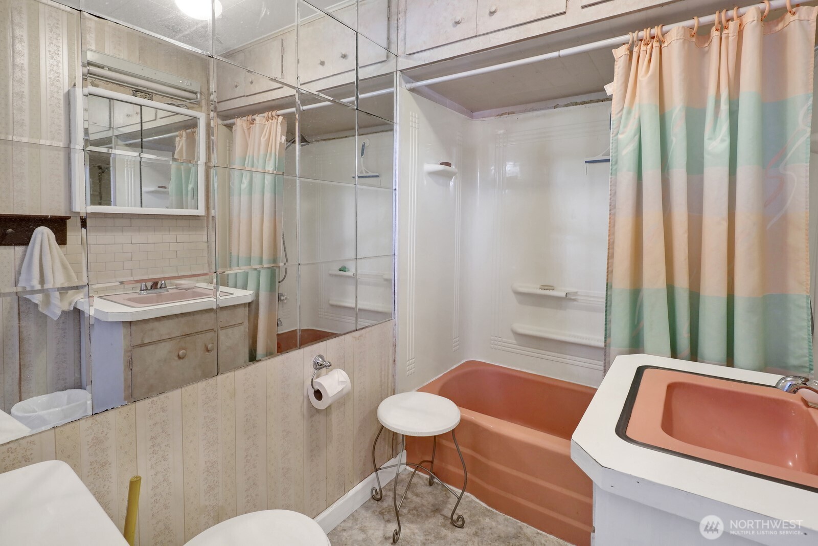 8172 Van Buren Road Everson, WA 98247 - Photo 19 of 33 a bathroom with a sink toilet tub and shower