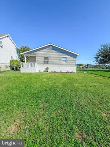 a view of a house with backyard and a garden